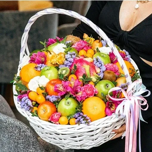 Корзина с цветами и фруктами