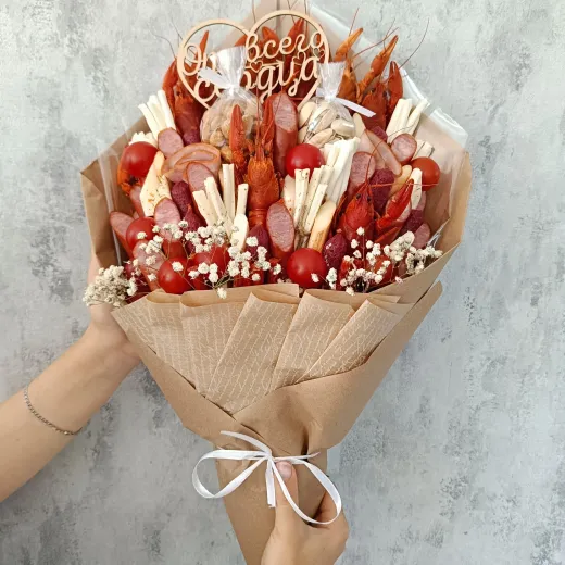 Букет из вкусных закусок и раков