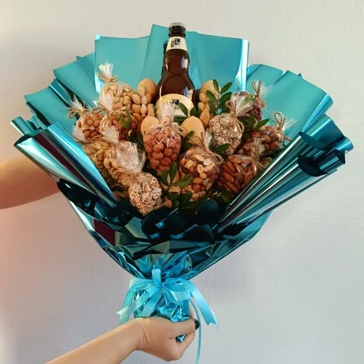 Букет с орешками и напитком