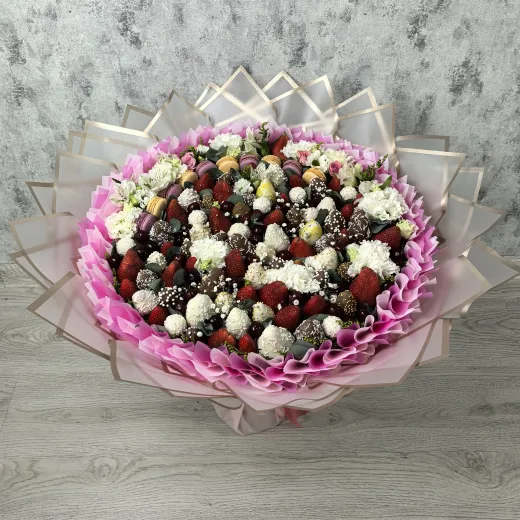 Сладкий букет с ягодами