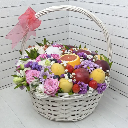 Корзина с фруктами и цветами