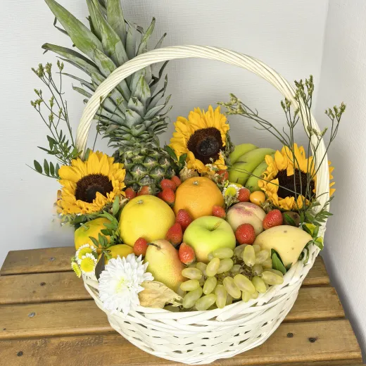 Фруктовая корзина с подсолнухами